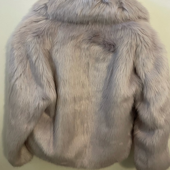 A. L. C Faux Fur Jacket size Large, 2 side pockets. Lavender color brand new - Picture 3 of 10